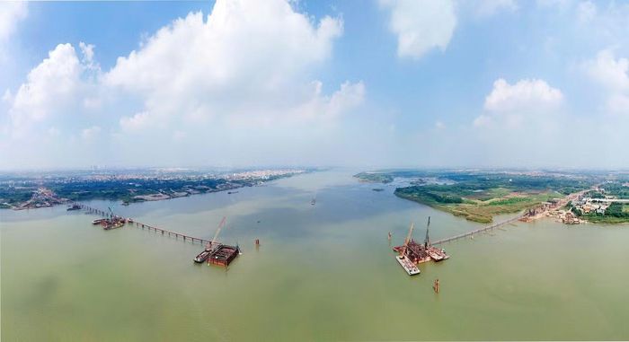 Tại vị trí ba trụ tháp chính giữa sông Hồng, công tác thi công cọc khoan nhồi cơ bản hoàn thành.