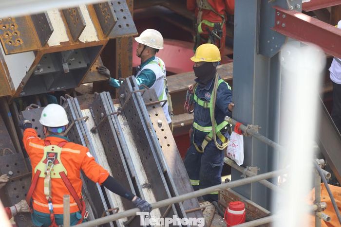  Công nhân khớp nối chi tiết giữa nhịp chính và kết cấu phía bờ Bến Bạch Đằng, phường Sài Gòn. Ảnh: Nguyễn Tiến. 