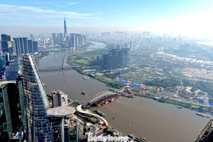“Lá dừa nước” vắt ngang sông Sài Gòn, tạo điểm nhấn mới cho cảnh quan trung tâm TPHCM.