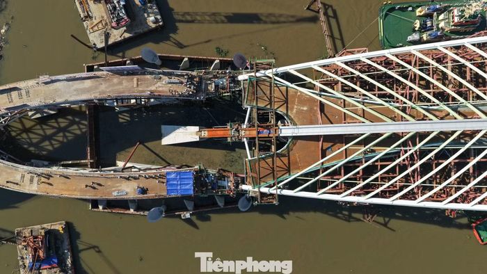 Phần vị trí bên phía bờ phường An Khánh trong quá trình được khớp nối.