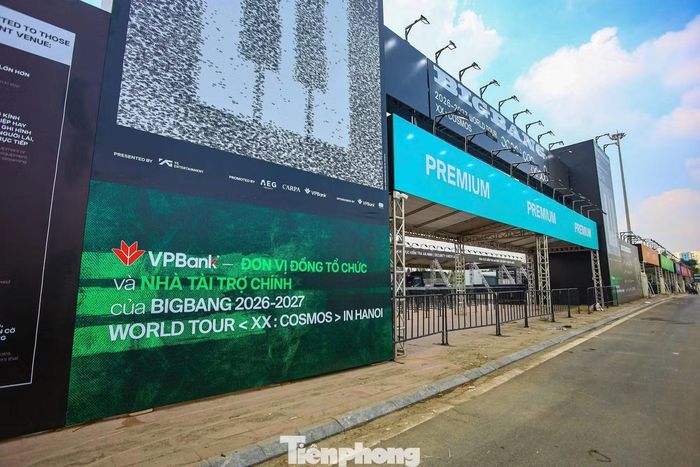 Trước thềm hai đêm diễn, ban tổ chức concert Big Bang cũng công bố hướng dẫn đổi vòng tay và làm thủ tục check-in dành cho khán giả tham dự chương trình tại sân vận động quốc gia Mỹ Đình. Theo thông báo, khán giả cần thực hiện ba bước để nhận vòng tay và các quyền lợi đi kèm hạng vé đã mua.