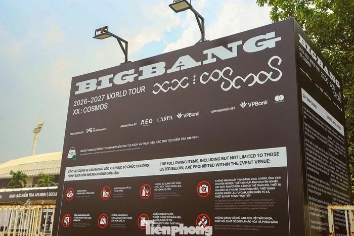 Sau khi hoàn tất xác minh, nhân viên quét mã QR để thực hiện đổi vòng tay và trao các phần quà, quyền lợi tương ứng với từng hạng vé theo quy định của ban tổ chức. Số lượng vòng tay và quyền lợi đi kèm được cấp theo đúng hạng vé mà khán giả sở hữu.