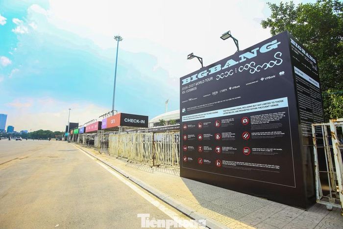 Cổng check-in, banner khổ lớn được bố trí thuận tiện để hướng dẫn khán giả di chuyển. Biển chỉ dẫn đến từng khu vực đã được lắp đặt.