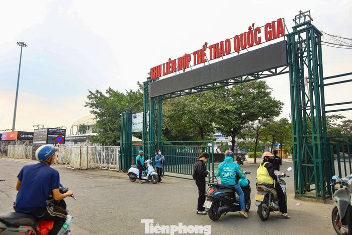 Theo ghi nhận của PV Tiền Phong vào trưa 21/10, sân khấu chính đã dần thành hình với hệ thống sân khấu trung tâm cùng hai màn hình LED phụ kích thước lớn được bố trí ở hai bên.