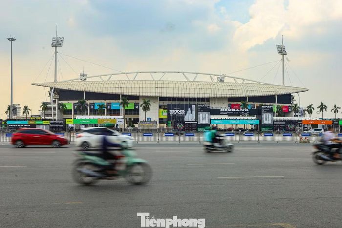 Khu vực bên ngoài Mỹ Đình cũng đang dần được hoàn thiện để sẵn sàng đón hàng vạn khán giả cùng đổ về.