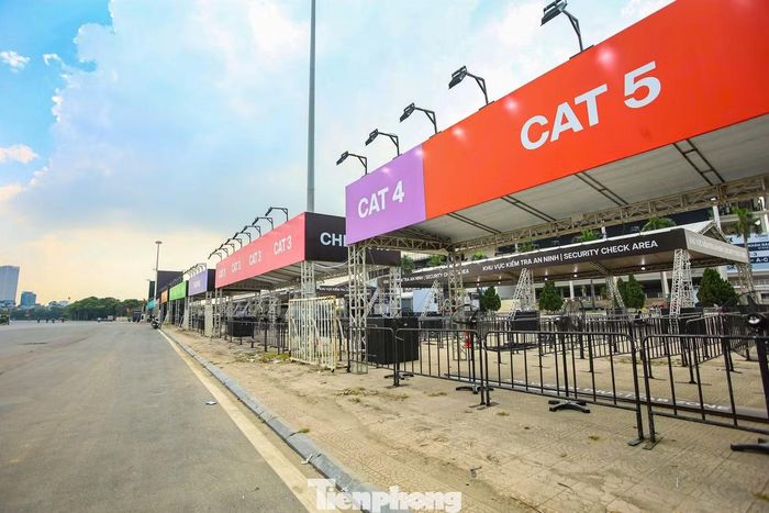 Concert có 10 hạng vé, dao động từ một triệu đến 10,5 triệu đồng. Trong đó, hạng Ultimate VIP Package có giá cao nhất, tiếp đến là Diamond VIP Package 9,8 triệu đồng và Gold VIP Package 8,5 triệu đồng. Hạng vé thấp nhất CAT 5 có giá 1.000.000 đồng.