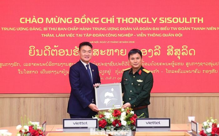 Đại tá Cao Anh Sơn tặng quà lưu niệm đoàn đại biểu cấp cao T.Ư Đoàn TNNDCM Lào. Ảnh: Xuân Tùng