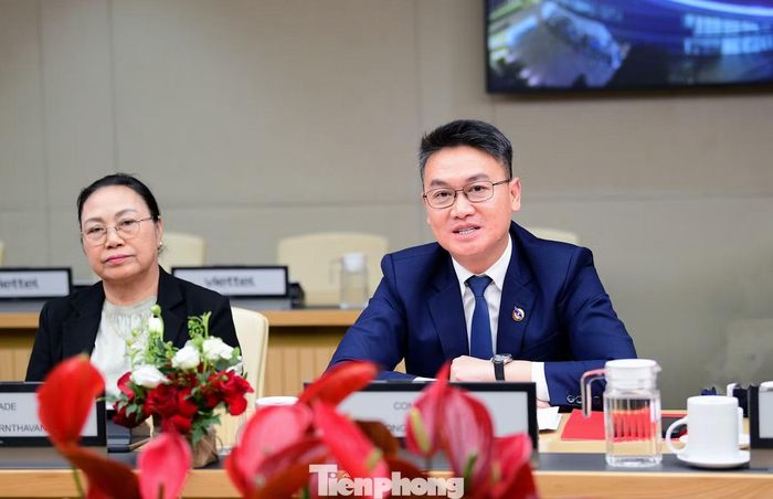 Anh Thongly Sisoulith trao đổi tại chương trình. Ảnh: Xuân Tùng