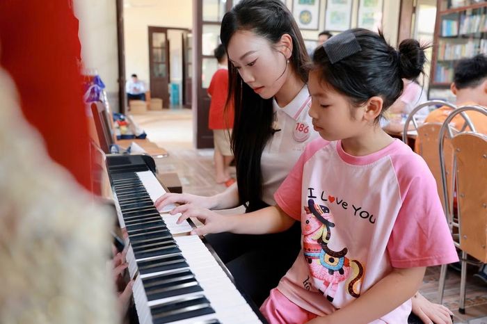 Đam mê nhạc Hàn Quốc, Diệu Anh thường xuyên tự học nhảy và duy trì hoạt động này khi lên đại học. Tuy nhiên, phần lớn những bài tập trước đây của Diệu Anh gắn với âm nhạc sôi động, động tác mạnh mẽ. Cô có dịp dạy trẻ chơi đàn khi thăm Làng trẻ SOS Hải Phòng trong vòng chung kết.