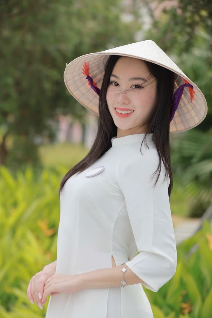 "Tôi luôn cố gắng tích lũy kiến thức, ngoại ngữ cũng như các kỹ năng cần thiết để theo đuổi công việc mình yêu thích và có cơ hội xuất hiện trước công chúng", Diệu Anh nói.