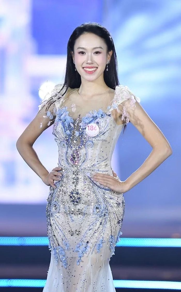 Màn trình diễn bikini và váy dạ hội của Đinh Diệu Anh ở chung khảo Hoa hậu Việt Nam 2026 khẳng định nhan sắc, bản lĩnh của cô gái dám ước mơ và biết hành động trong suốt hành trình vừa qua.