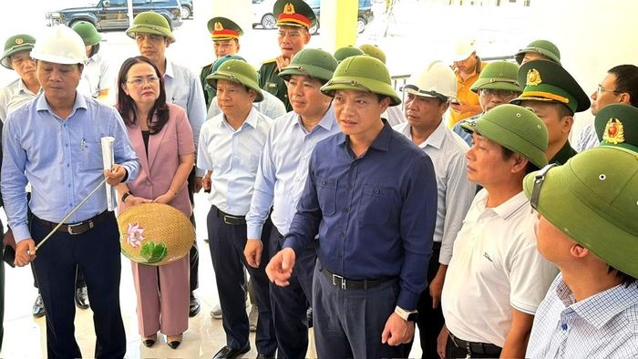 Bí thư Tỉnh ủy Quảng Trị Vương Quốc Tuấn chỉ đạo tại hiện trường dự án trường nội trú vùng biên xã Dân Hoá.