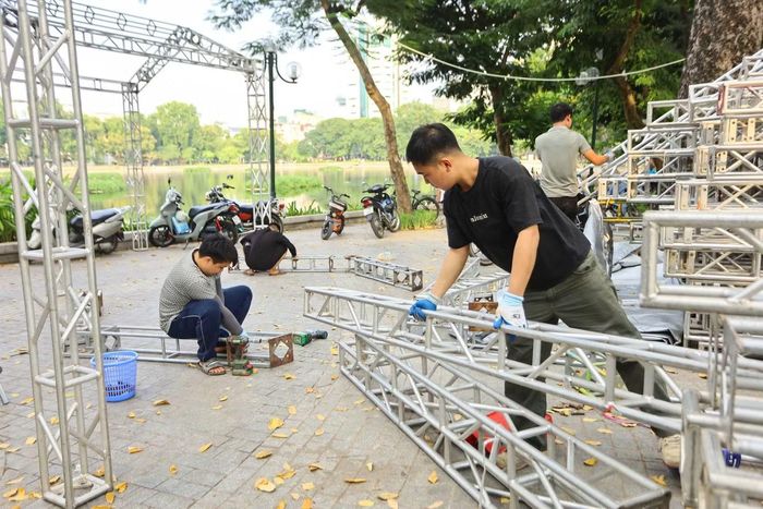 Đội kỹ thuật khẩn trương lắp đặt các hạng mục phục vụ sự kiện, tranh thủ từng giờ để bảo đảm tiến độ trước ngày khai mạc 24/10.