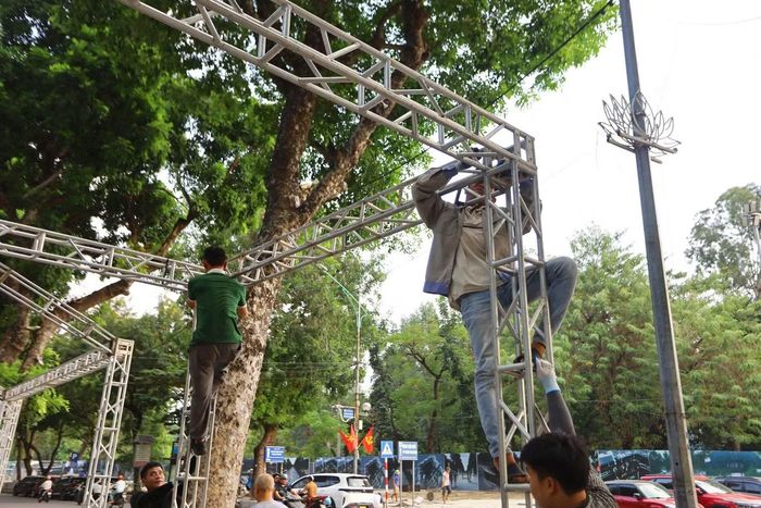 Các gian hàng được dựng nối tiếp nhau, tạo nên không gian trải nghiệm dành cho ngân hàng, tổ chức thanh toán và doanh nghiệp tham gia lễ hội.