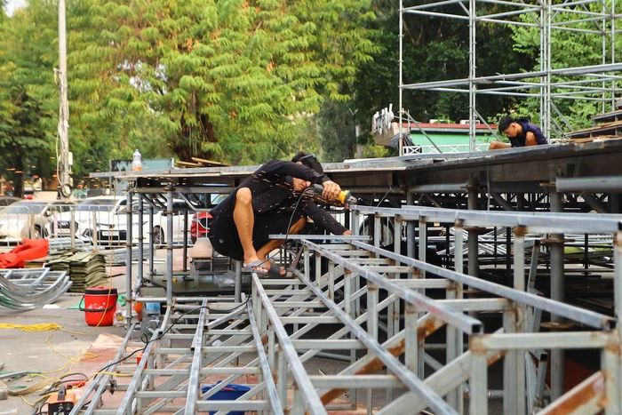 Công tác lắp đặt, hoàn thiện các quầy trưng bày được triển khai song song với thi công sân khấu, hướng tới không gian kết hợp công nghệ, mua sắm và giải trí.