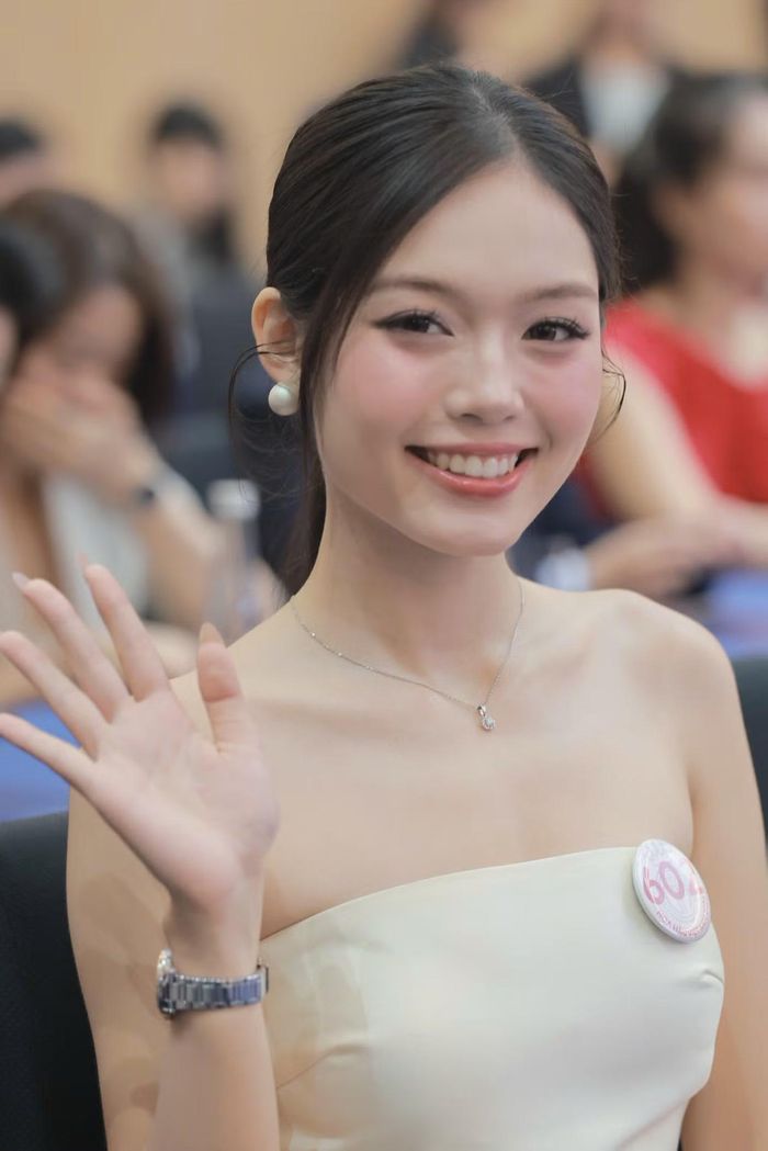 Tốt nghiệp ngành Truyền thông đa phương tiện tại Học viện Báo chí và Tuyên truyền, đồng thời theo học song bằng ngành Kinh tế đối ngoại tại Đại học Ngoại thương, Uyên Nhi có nền tảng học vấn đa lĩnh vực. Cô đặc biệt mong chờ phần thi ứng xử tại Hoa hậu Việt Nam 2026, bởi đây là dịp để thí sinh thể hiện tư duy logic, khả năng phản biện, hiểu biết xã hội và bản lĩnh trước công chúng.