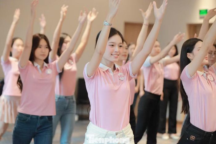 Bên cạnh những giờ tập luyện catwalk, rèn luyện kỹ năng trình diễn và chuẩn bị cho các phần thi, hoạt động thường ngày cũng giúp cô học hỏi từ các bạn, thích nghi với môi trường tập thể và trưởng thành hơn trong hành trình chinh phục vương miện.
