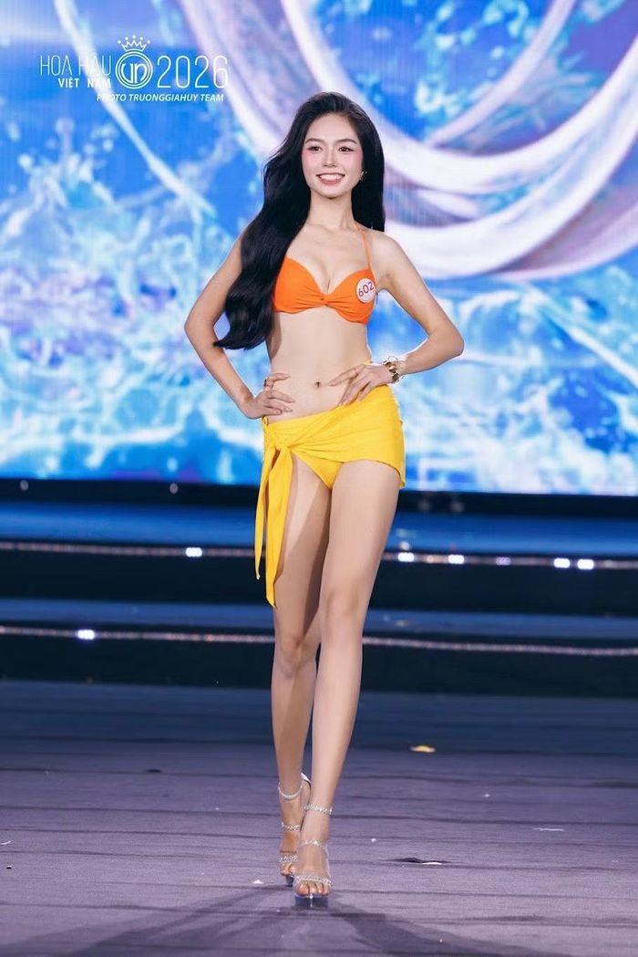 Chiều cao 1,73 m với số đo ba vòng 83-62-94 cm là lợi thế cho Uyên Nhi trong phần trình diễn bikini tại chung khảo toàn quốc.