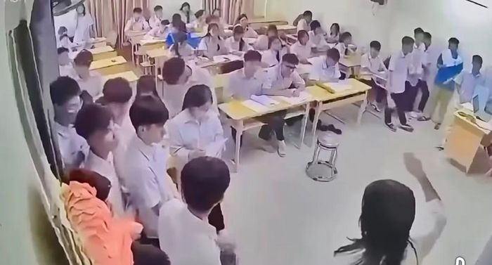 Cô giáo môn Toán đang chữa bài thì bị học sinh tấn công.