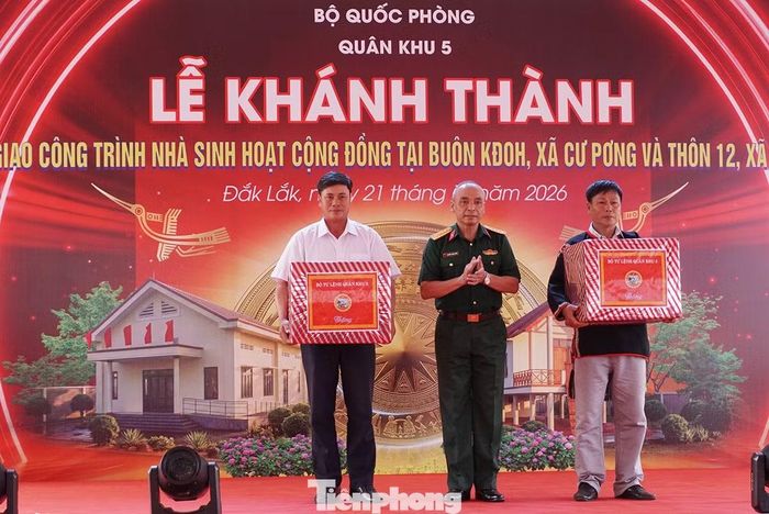 Đại tá Nguyễn Thanh Xuân, Phó Chủ nhiệm Chính trị Quân khu 5 trao quà của Bộ Tư lệnh Quân khu 5 tặng buôn Kđoh (xã Cư Pơng) và thôn 12 (xã Ia Rvê).