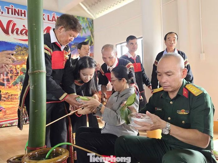 Những món quà tình cảm của buôn làng gửi tới các đại biểu.