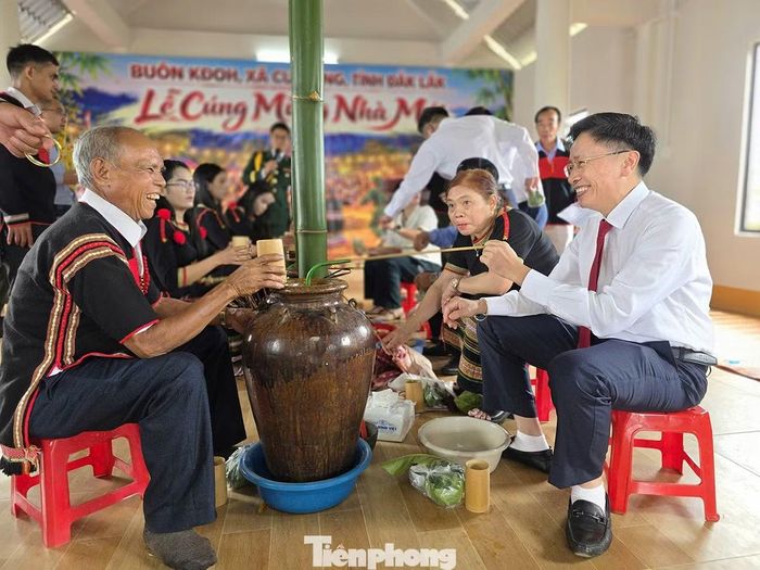 Tiếng cười nói rộn vang buổi lễ.