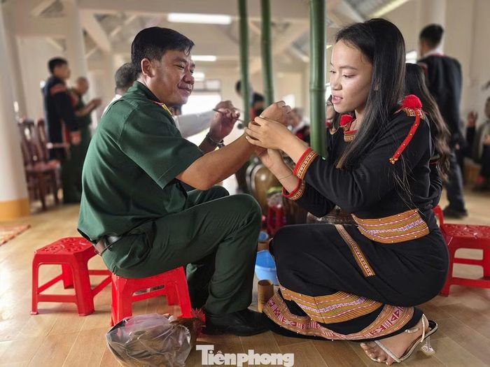 Các đại biểu được tặng vòng tay.