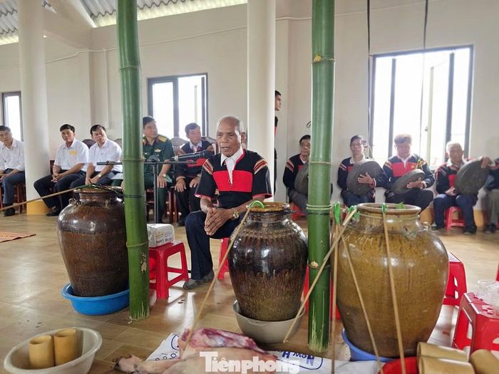Ông Y Kua Niê, đại diện già làng buôn Kđoh thực hiện nghi thức cúng trời đất, cúng nhà mới, cúng lãnh đạo các cấp.