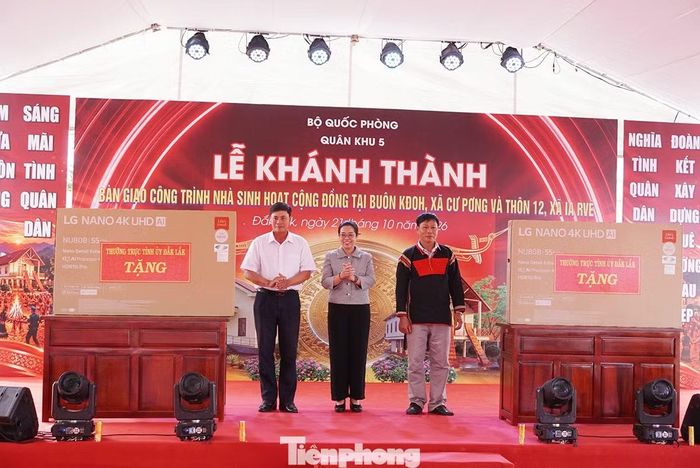 Phó Bí thư Tỉnh ủy Huỳnh Thị Chiến Hòa trao quà của Thường trực Tỉnh ủy tặng buôn Kđoh (xã Cư Pơng) và thôn 12 (xã Ia Rvê).