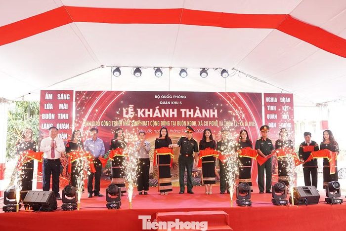 Các đại biểu cắt băng khánh thành, bàn giao nhà sinh hoạt cộng đồng tại buôn Kđoh, xã Cư Pơng.