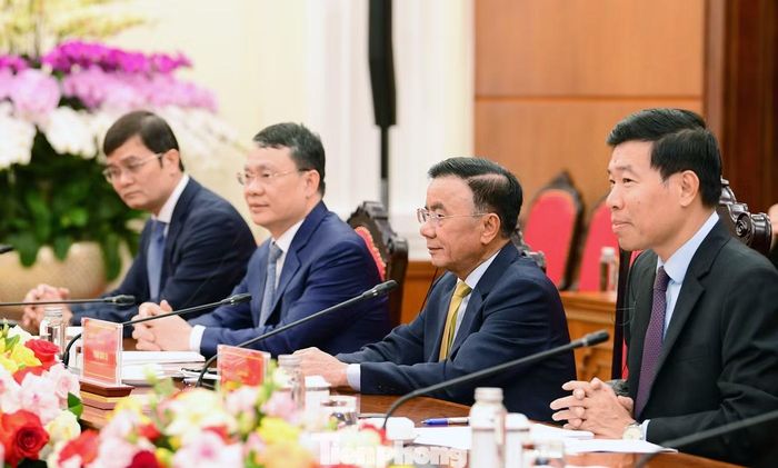 Tại buổi tiếp, Thường trực Ban Bí thư Trần Cẩm Tú đã nghe báo cáo về kết quả hợp tác giữa tổ chức Đoàn Thanh niên hai nước. Ảnh: Xuân Tùng