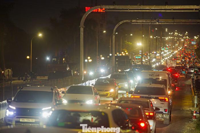 Đến tối muộn, tình trạng ùn tắc không thuyên giảm cả hai chiều tại khu vực phía Bắc cầu Thăng Long.