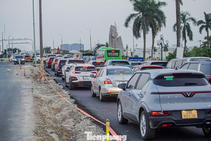 "Chỉ có thể đi 5 km/h, thậm chí đoạn đến chân cầu chờ 15-20 phút mới có thể lên cầu", một tài xế nói.