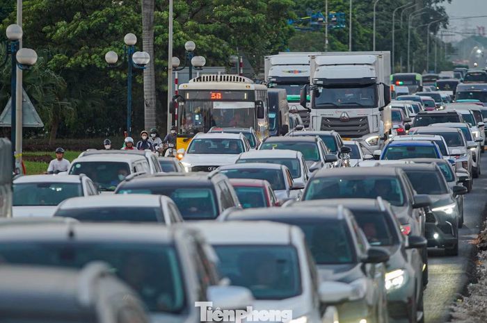 Đường Võ Văn Kiệt tắc dài hàng km từ nút giao Quốc lộ 5 đến chân cầu Thăng Long.