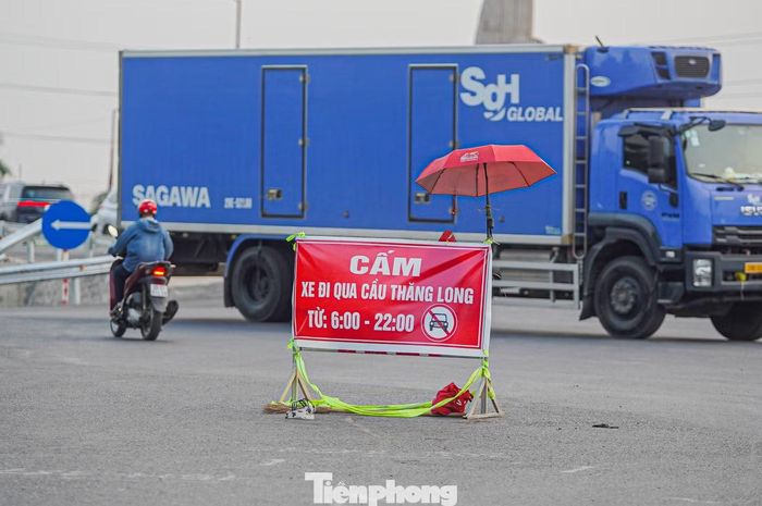 Trước đó, Sở Xây dựng Hà Nội điều chỉnh phương án giao thông qua cầu Thăng Long. Từ ngày 9/10, ôtô tải từ 2 tấn và xe khách từ 16 chỗ trở lên (trừ xe buýt) bị cấm qua cầu trong khung 5h-22h hằng ngày. Từ ngày 16/10, ôtô bị cấm rẽ phải từ đường gom phía Bắc (đoạn trước cổng B Khu công nghiệp Thăng Long) lên cầu từ 5h đến 22h. Riêng xe buýt bị cấm rẽ vào giờ cao điểm.