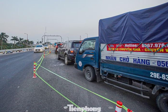 Việc rào chắn thi công trạm cân khiến làn đường hai bên thu hẹp lại, tình trạng ùn tắc xảy ra phía Bắc cầu Thăng Long.