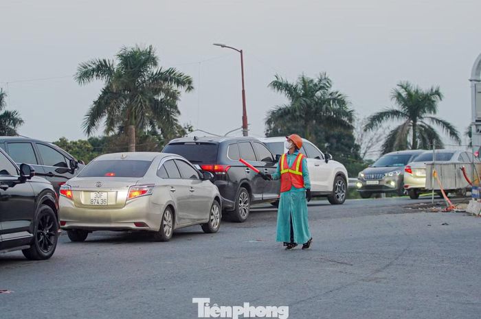 Làm việc trong nội thành, anh Điệp (xã Kim Anh, Hà Nội) phải qua cầu Thăng Long 2 lần mỗi ngày. "Mỗi lần đi mất 2-3 tiếng, nguyên việc đi lại đã hết ngày", anh nói.