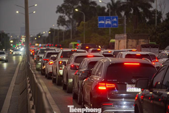 Phương tiện nhích từng bước trên đường Võ Văn Kiệt trong đêm.