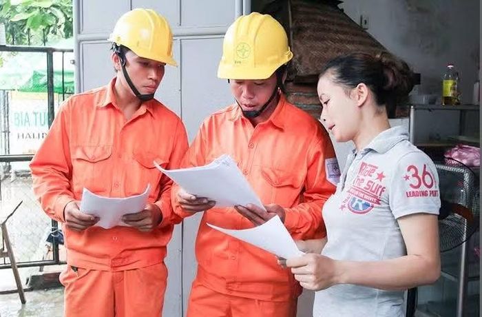 Nhiều người dân lo tiền điện sẽ tăng vọt khi áp dụng giá điện sinh hoạt theo giờ.