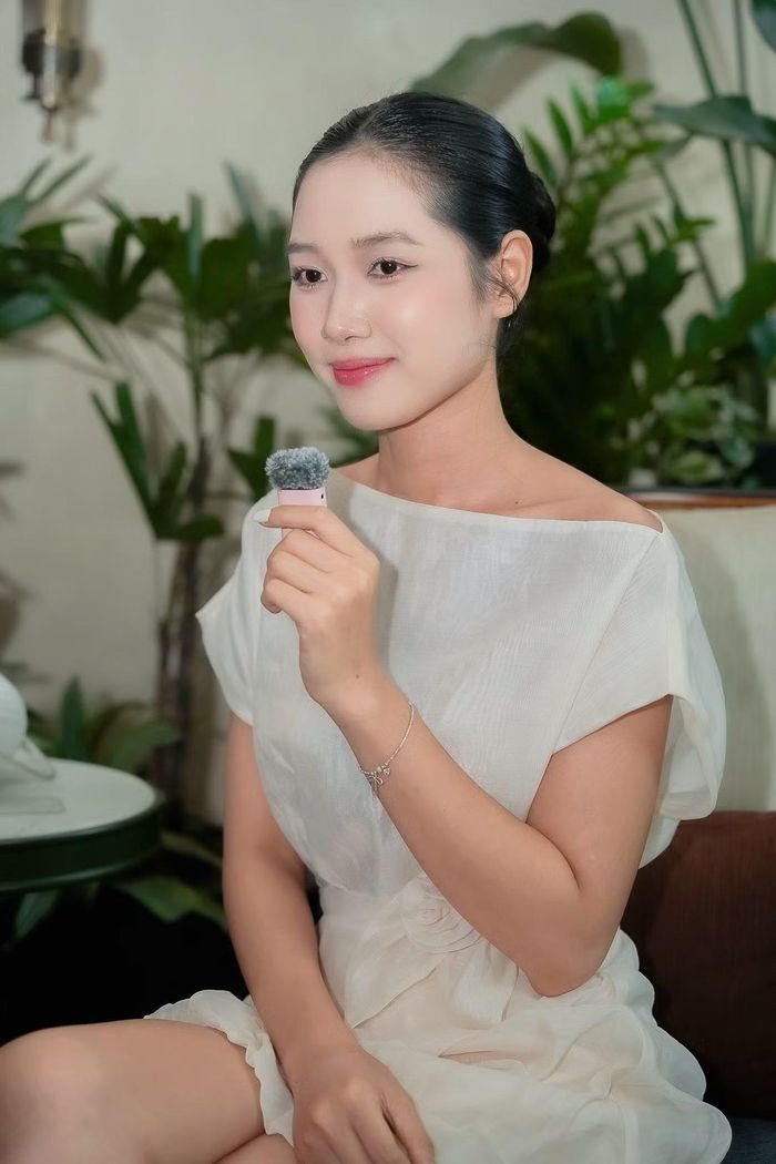 Nguyễn Thị Hoa cũng bày tỏ niềm tự hào khi ngày càng có nhiều người đẹp xứ Thanh đạt được thứ hạng cao ở các cuộc thi sắc đẹp. “Thành tích của chị Hà nói riêng và những cô gái Thanh Hóa nói chung tại các cuộc thi hoa hậu là động lực để tôi cố gắng ở cuộc thi năm nay”, cô chia sẻ.