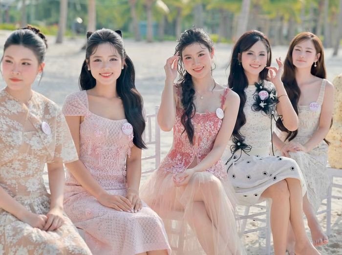 Nguyễn Thị Hoa và các thí sinh trong hoạt động ghi hình đầu tiên của vòng chung kết. Cô là một trong những người đẹp có kinh nghiệm thi nhan sắc tại cuộc thi năm nay. Nguyễn Thị Hoa đạt danh hiệu Miss Hutech 2025.