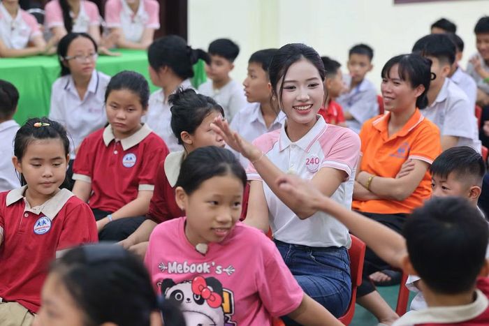 Tham gia vòng chung kết tại Hải Phòng, Nguyễn Thị Hoa và 25 thí sinh có những hoạt động ý nghĩa. Dàn người đẹp tới thăm những em nhỏ tại Làng trẻ em SOS Hải Phòng. Đây không chỉ là hoạt động thiện nguyện, mà còn là dịp để các thí sinh sẻ chia tình yêu thương và sự quan tâm đến những em nhỏ có hoàn cảnh đặc biệt.