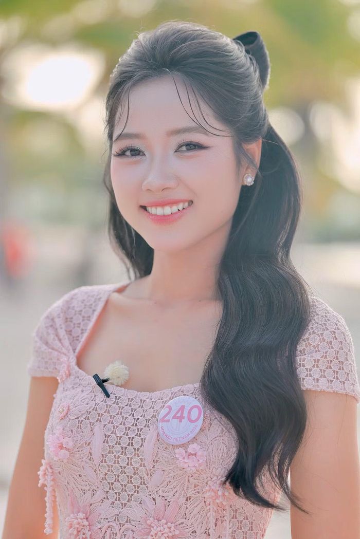 Vượt qua các vòng thi áo dài, áo tắm, dạ hội trong đêm Chung khảo, Nguyễn Thị Hoa đã ghi danh vào top 25 thí sinh vòng chung kết Hoa hậu Việt Nam 2026. Cô sinh năm 2004, đến từ Thanh Hóa, tốt nghiệp ngành Quản trị Kinh doanh tại Trường Đại học Công nghệ TPHCM (HUTECH).