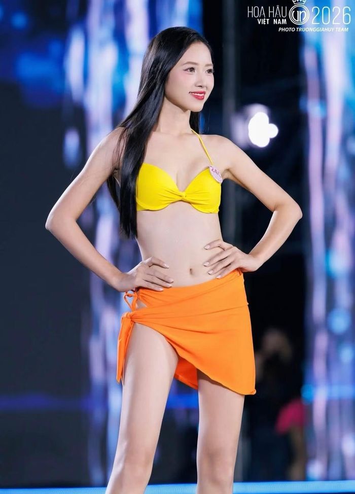 Nguyễn Thị Hoa khoe hình thể ấn tượng trong phần thi áo tắm tại đêm Chung khảo. Cô cao 1,71 m, số đo ba vòng 85-60-92 cm.