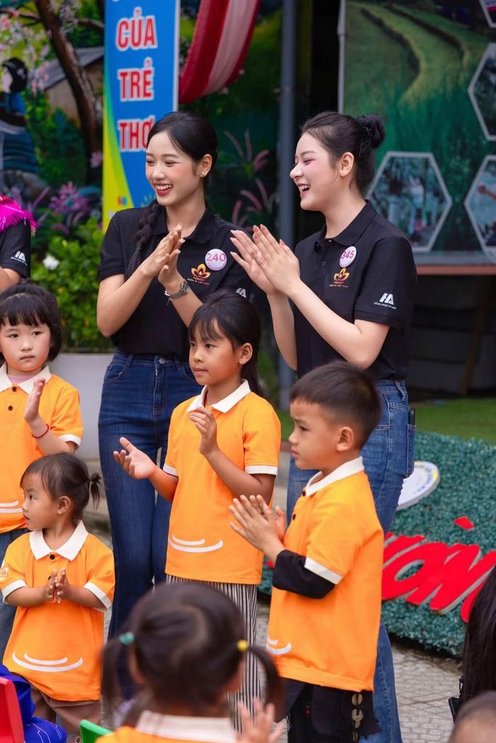 Trước đó, Nguyễn Thị Hoa cùng các thí sinh có dịp bàn giao khu vui chơi, tặng đồng phục, nấu cơm, giao lưu văn nghệ với trẻ em vùng cao ở Lai Châu. Cống hiến là một trong bốn trụ cột của cuộc thi Hoa hậu Việt Nam 2026 bên cạnh Nhan sắc, Văn hóa, Trí tuệ. Thông qua các hoạt động ở cuộc thi Hoa hậu Việt Nam 2026, các thí sinh có cơ hội tham gia vào những hoạt động đóng góp cho cộng đồng, xã hội.
