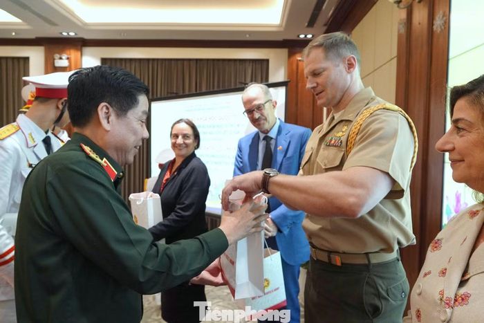 Thượng tướng Nguyễn Văn Gấu - Thứ trưởng Bộ Quốc phòng, trao quà tặng chuyên gia và đại biểu tham dự hội thảo.