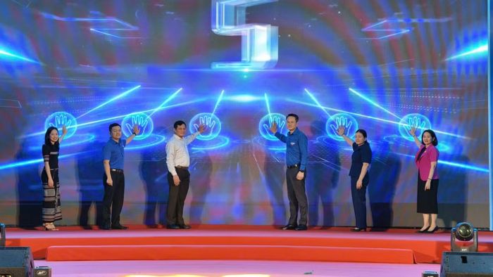 Các đại biểu thực hiện nghi thức khai mạc Hội chợ triển lãm gian hàng sản phẩm OCOP của thanh niên.