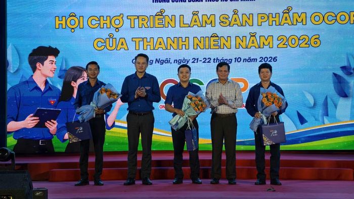 Ban tổ chức tặng quà tri ân cho các đơn vị đồng hành tổ chức hội chợ.