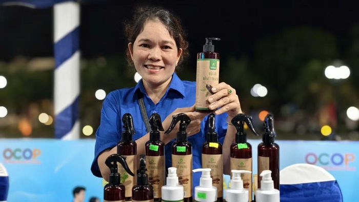 Các gian hàng OCOP tại hội chợ.