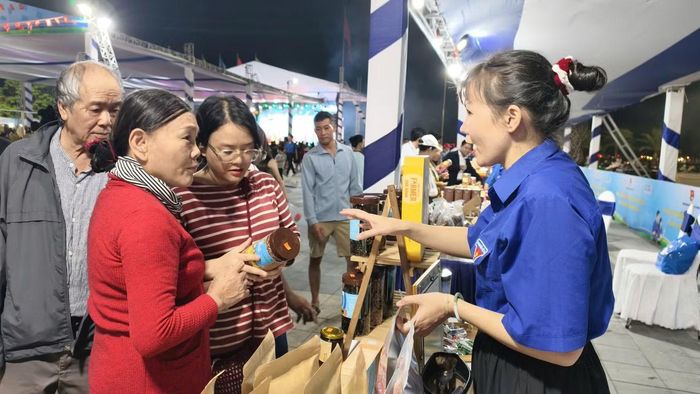 Người dân tham quan các gian hàng OCOP.